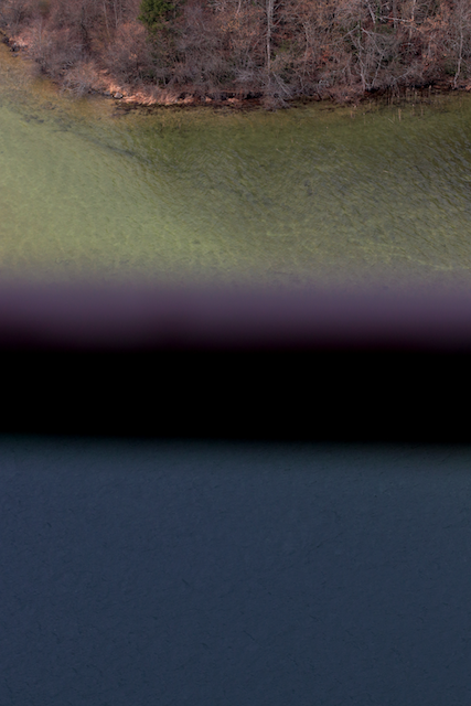 Des eaux de deux couleurs, séparées par une barrière